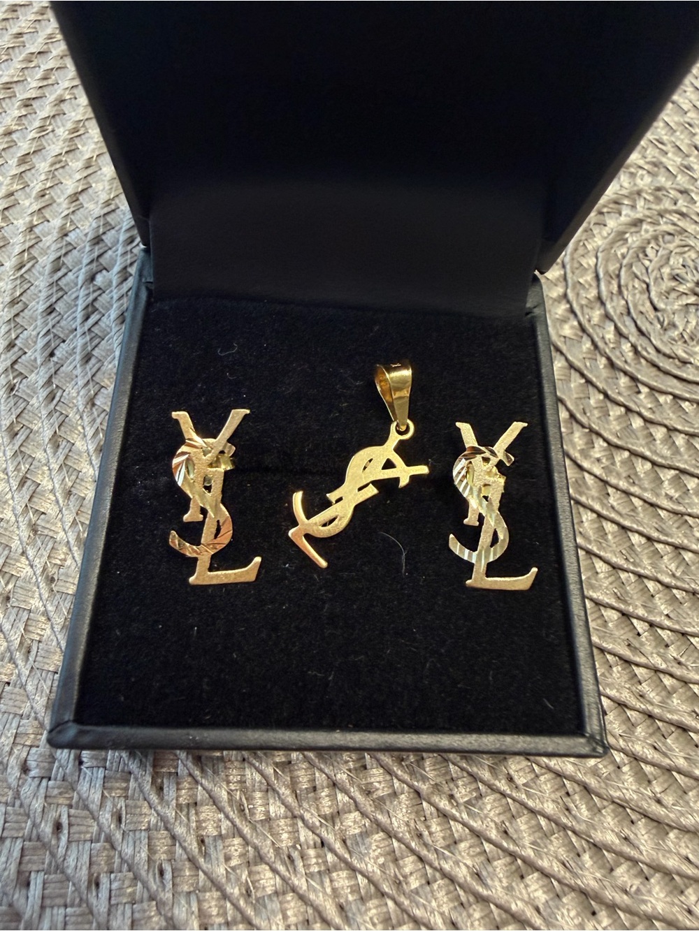 18k Saudi gold. Earrings and Pendant Set - 
APPROX 1.7 grams